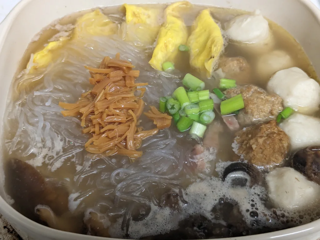 黄芽菜干贝火腿海参花菇蛋饺鱼丸肉丸鸡汤Napa, Dried Scallops, Ham, Sea Cucumber, Mushroom, Egg Dumpling, Fish Ball, Meatball, Chicken Soup